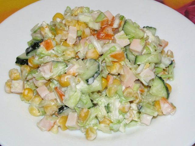 Капустный салата с копчёной курицей и кукурузой