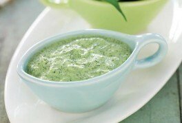 соус из йогурта с зеленью для салатов