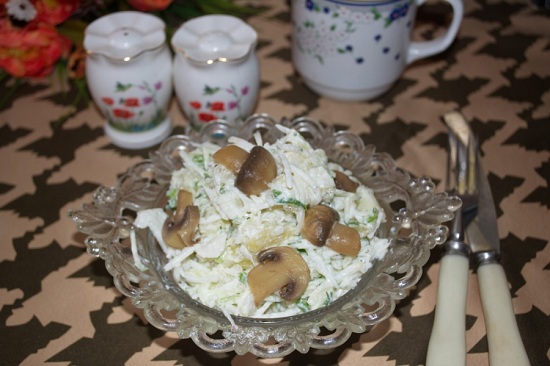 Салат из зеленой редьки с огурцом и картофелем