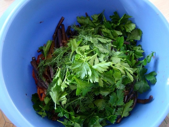Добавляем зелень в салат