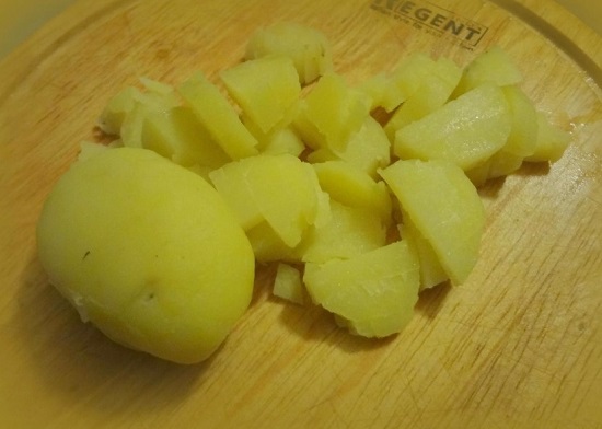 нарезаем отварной картофель