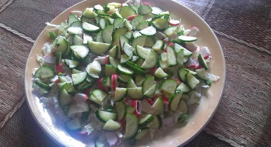Добавляем овощ в салат