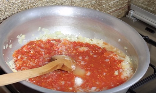 luk-tomat-spetsii- smeshat