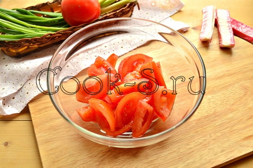 Салат из крабовых палочек и помидорами рецепт с фото очень вкусный