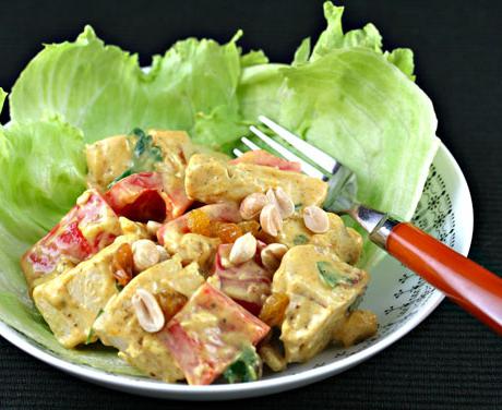 куриный салат с изюмом и овощами 