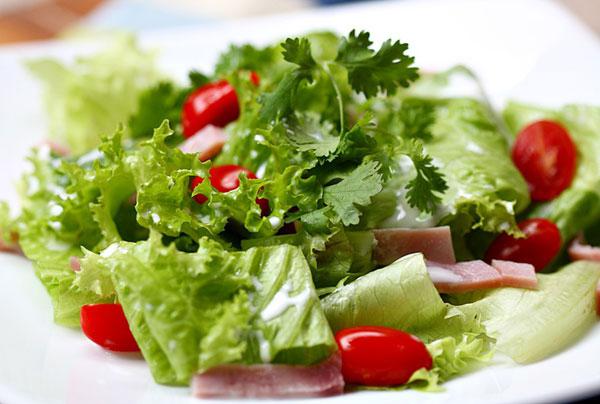 салат из свежих овощей с креветками 