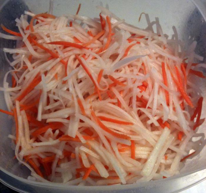 салат из маргеланской редьки с морковью
