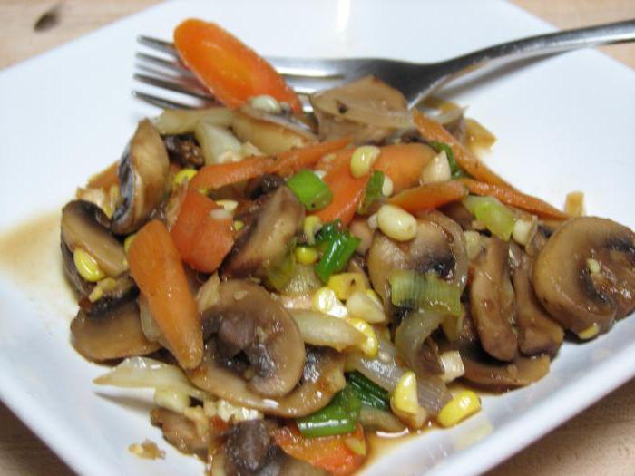 салат с жареными грибами и фасолью рецепт