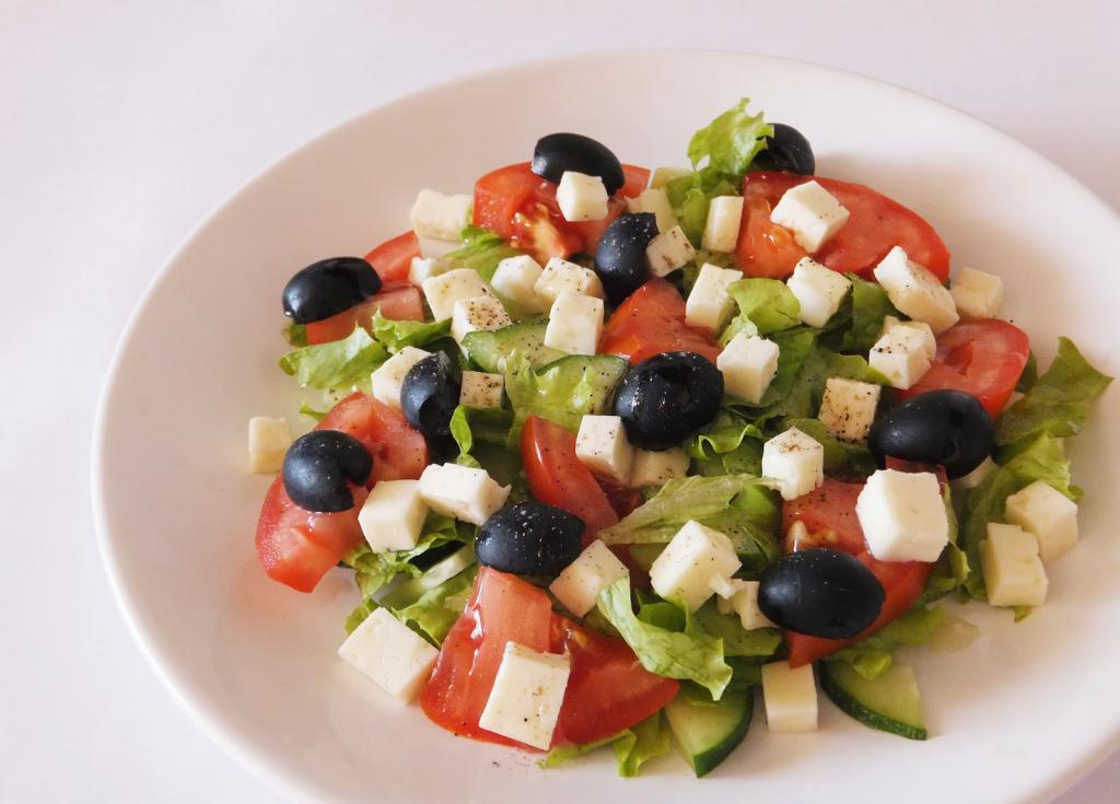 Греческий салат классический фото