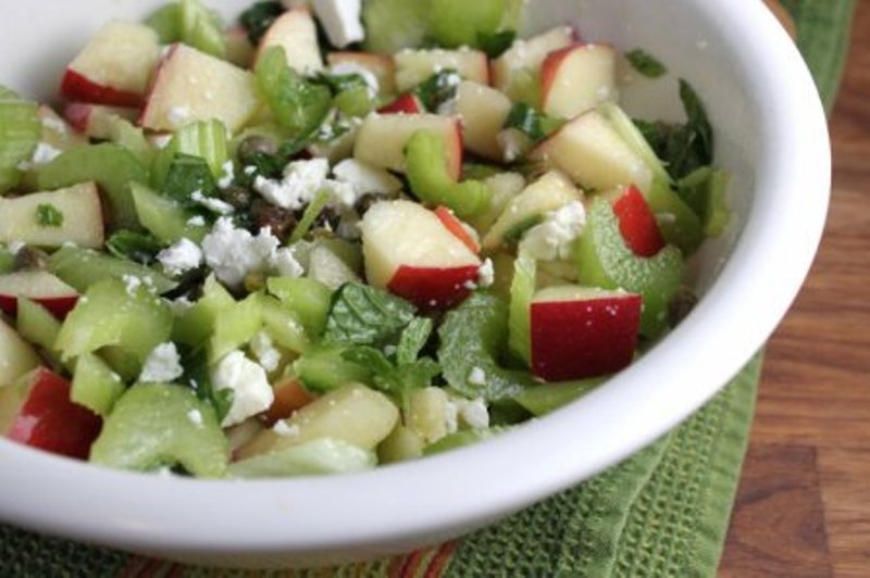 Салат из сельдерея и яблока рецепт
