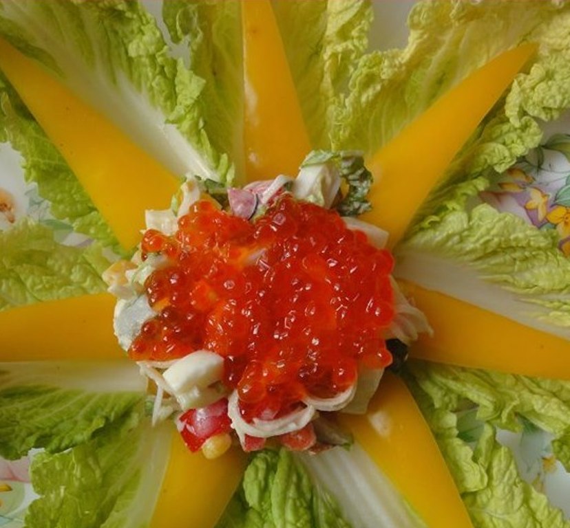 Праздничный салат с огурцом и крабовыми палочками