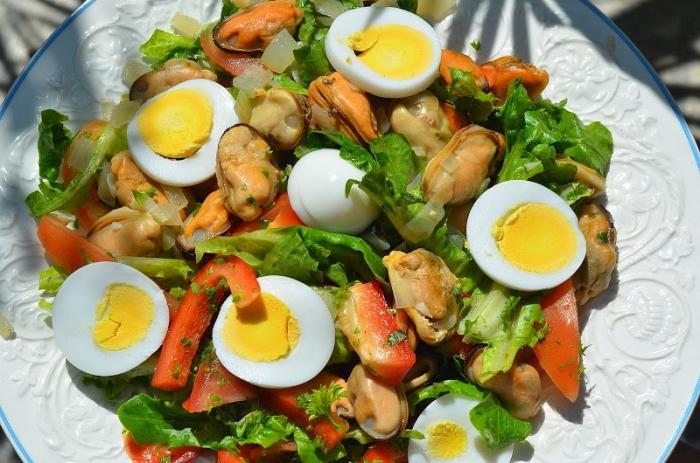 Салат из мидий с яйцами