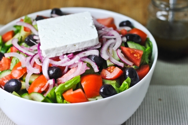 блюдо с греческим салатом