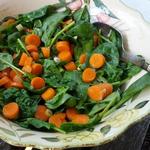 Теплый салат из моркови и шпината по-африкански