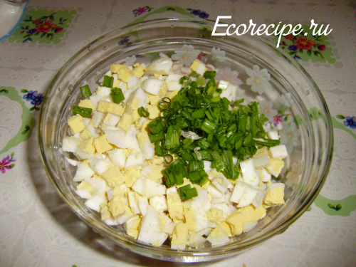 Нарезанный салат с кальмарами и яйцом