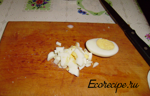 Нарезанное яйцо для салата