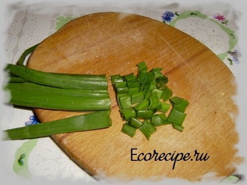 Нарезанный зеленый лук для салата
