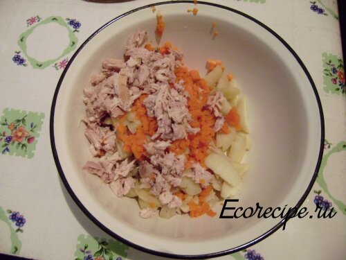 Нарезанный картофель, морковь и курица для салата Оливье
