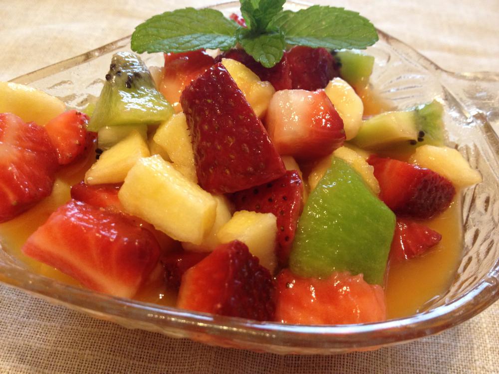 Многие фрукты можно использовать для приготовления диетических салатов