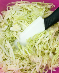 Салат из белокочанной капусты с черносливом