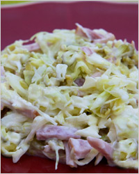 Салат из белокочанной капусты с копчёной колбасой