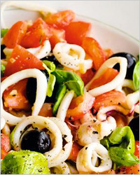 Салат из кальмаров с оливками