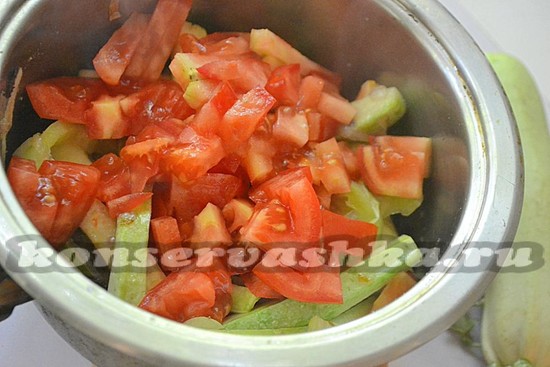 Добавьте к овощам помидоры, соль, сахар, уксус, специи по вкусу и тушите 20 минут на небольшом огне