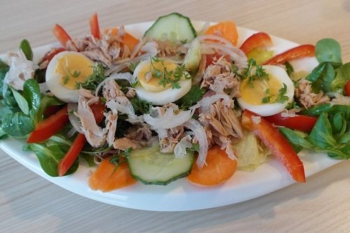 Как сделать салат с тунцом и свежим огурцом 
