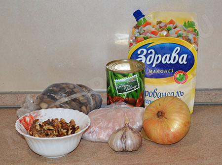 салат с курицей, фасолью и грибами
