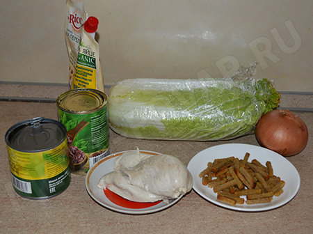 Салат с фасолью, кукурузой и сухариками