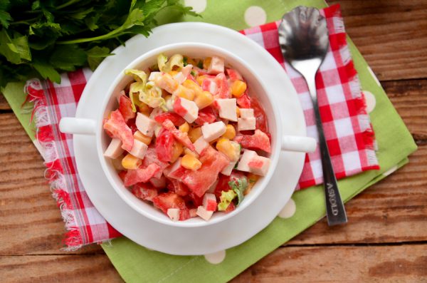 Салат с крабовыми палочками, помидорами и болгарским перцем