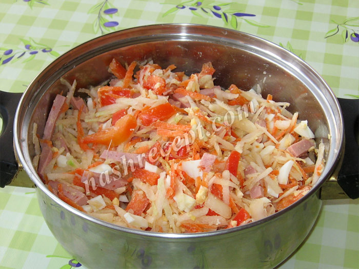 смешиваем ингредиенты салата из кольраби - smeshivaem ingredienty salata iz kolrabi