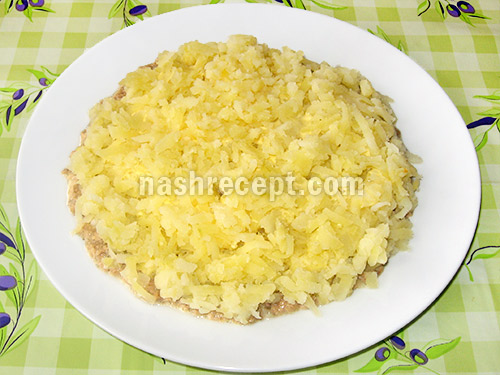 vykladyvaem kartofel dlya salata - выкладываем картофель для салата