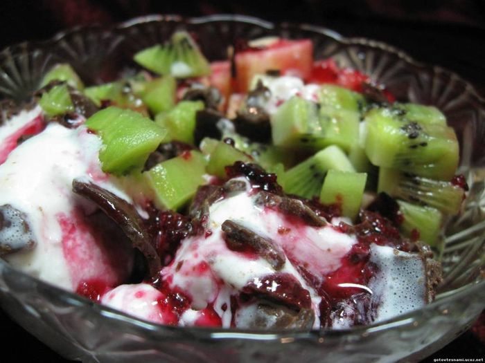 Салат фруктовый с мороженым