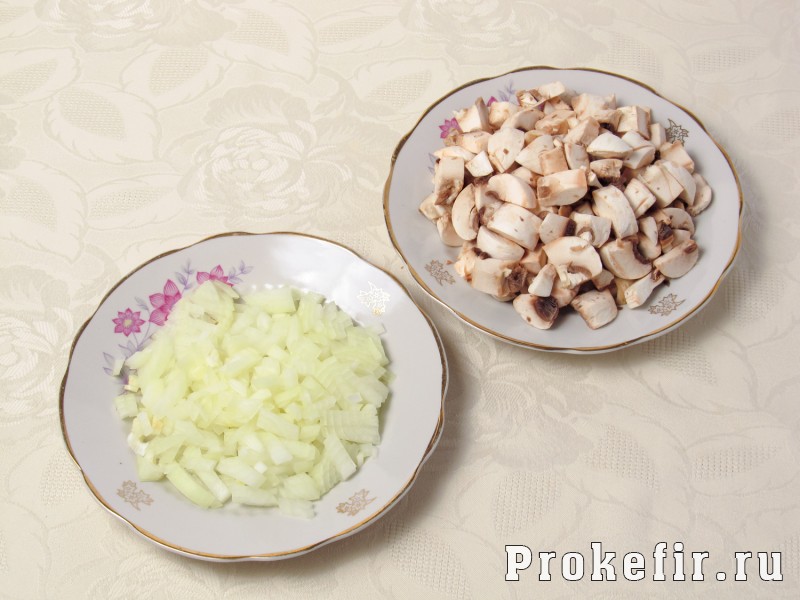 Салат березка с курицей и грибами и черносливом и соусом на кефире: фото 2