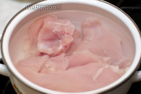 Куриное филе помыть, залить холодной водой, добавить щепотку соли и отварить 25-30 минут с момента закипания. 