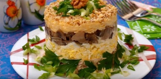 Слоеный салат с курицей орехами, сыром и грибами