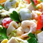 Вкусный салат с кальмарами и креветками