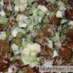 Салат с сухариками и маринованными огурцами рецепт