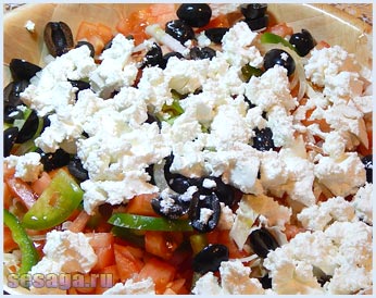 Добавляем сыр в греческий салат