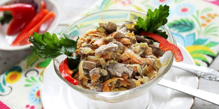 Печеночный салат с луком и болгарским перцем