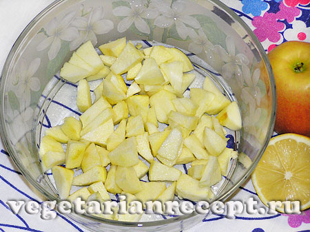 Порезанные яблоки для фруктового салата (фото)