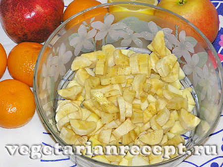 Порезанные бананы для салата из фруктов (фото)