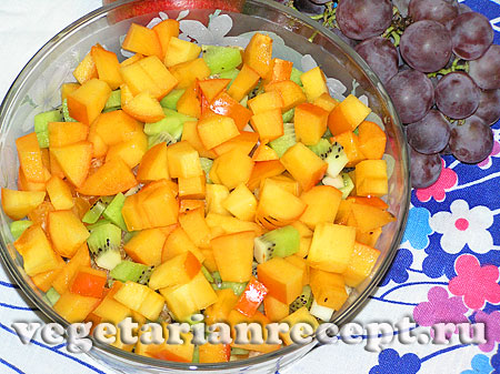 Порезанная хурма для салата из фруктов (фото)