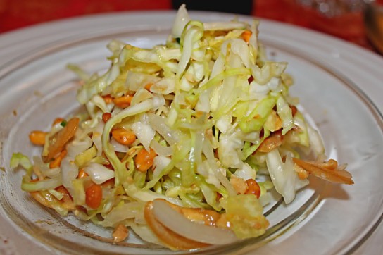Салат из молодой капусты с фасолью, чечевицей и имбирем