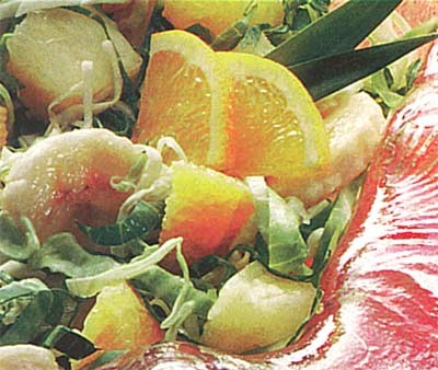 Салат из молодой капусты с фруктами
