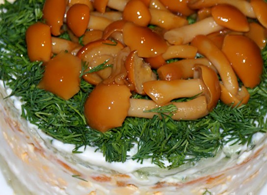Салат с маринованными грибами и куриным мясом