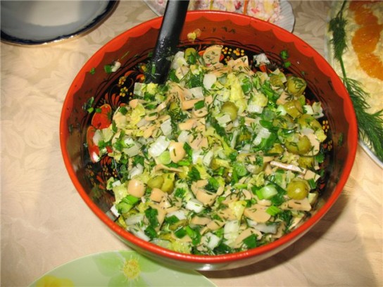 Салат с маринованными грибами и овощами
