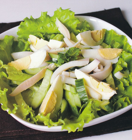 Самый вкусный салат с кальмарами – простые пошаговые рецепты с фото и видео