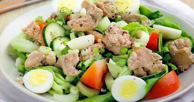 Салат из печени трески - классический рецепт вкусной закуски, каждому знакомой